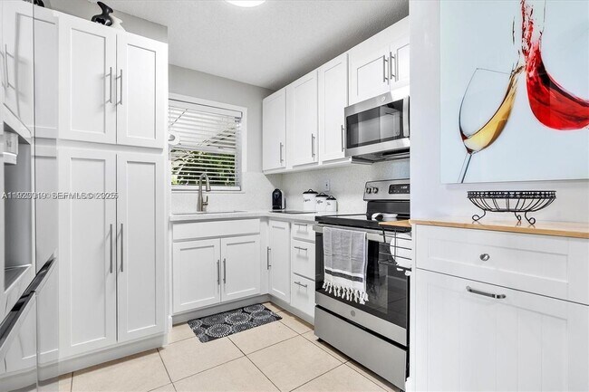 8841 W Flagler St in Miami, FL - Foto de edificio - Building Photo