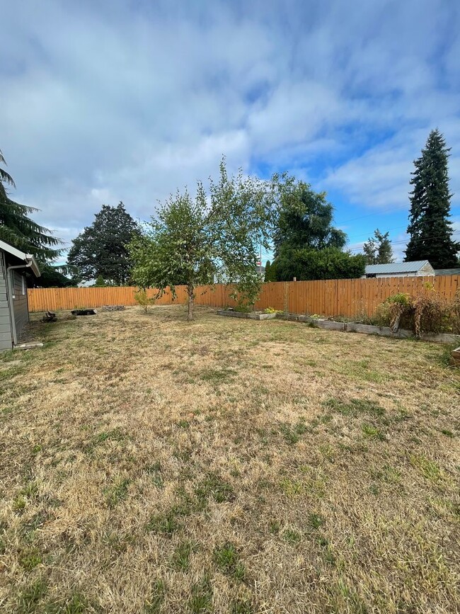 2240 Long St in Sweet Home, OR - Foto de edificio - Building Photo