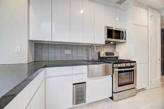 200 Stanton St, Unit 11 in New York, NY - Building Photo - Building Photo