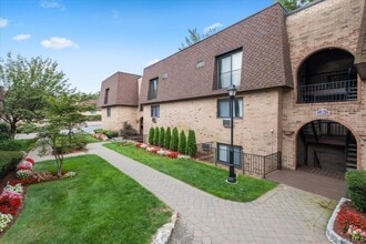 356 Central Park Ave in Scarsdale, NY - Building Photo - Building Photo