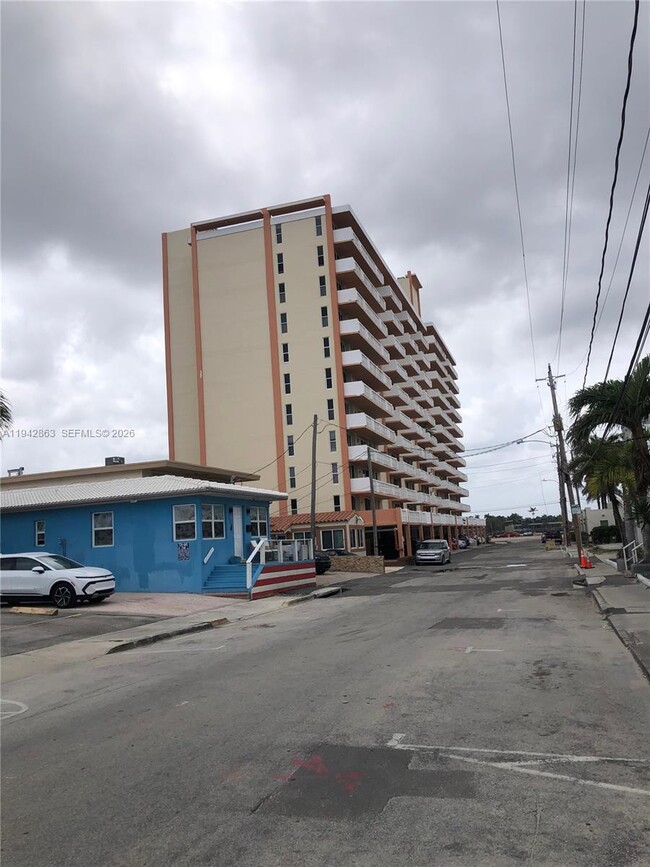 801 S Ocean Dr in Hollywood, FL - Building Photo - Building Photo