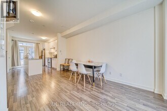 370D Red Maple Rd in Richmond Hill, ON - Building Photo - Building Photo