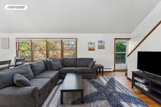 20 Magee Dr in Southampton, NY - Building Photo - Building Photo