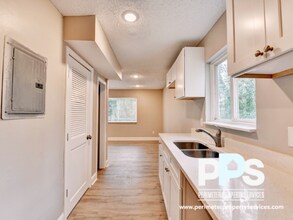 390 W Lake Ave NW in Atlanta, GA - Building Photo - Building Photo