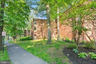 3378 Woodburn Rd, Unit 11 in Annandale, VA - Building Photo - Building Photo