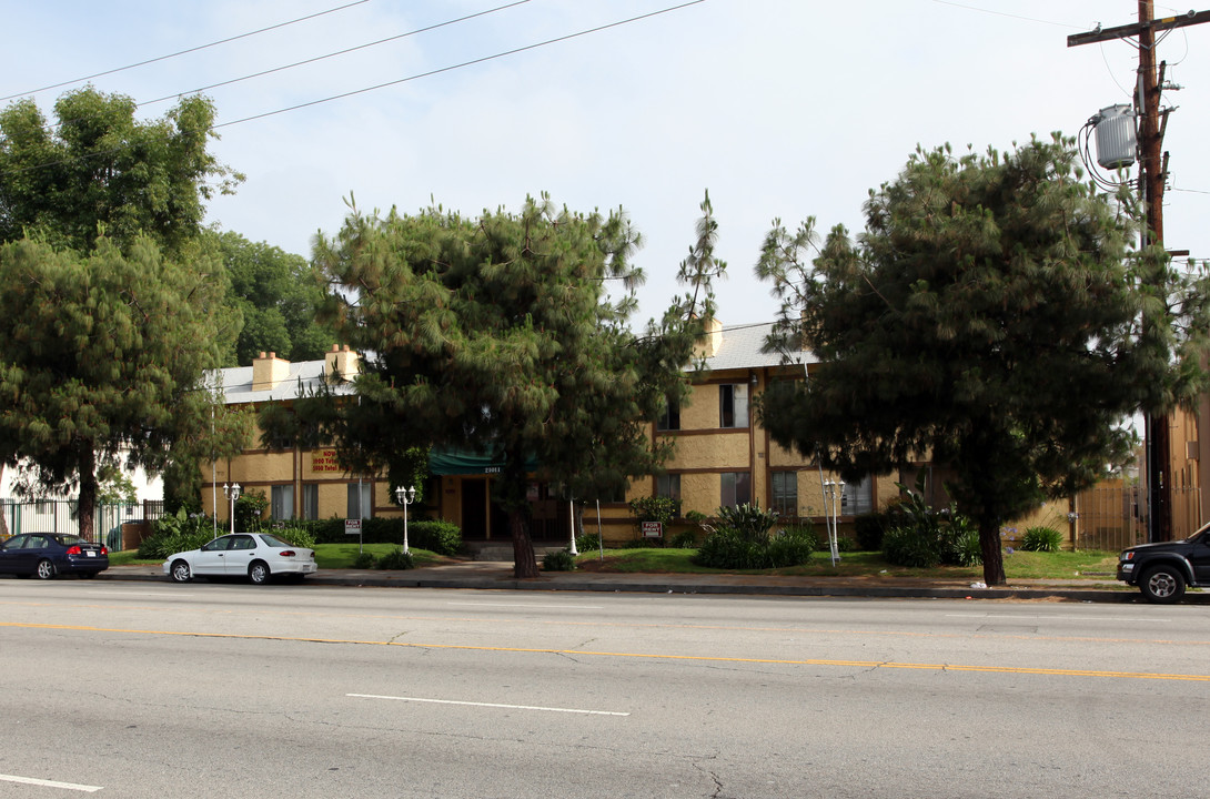 Royal Garden in Canoga Park, CA - Building Photo