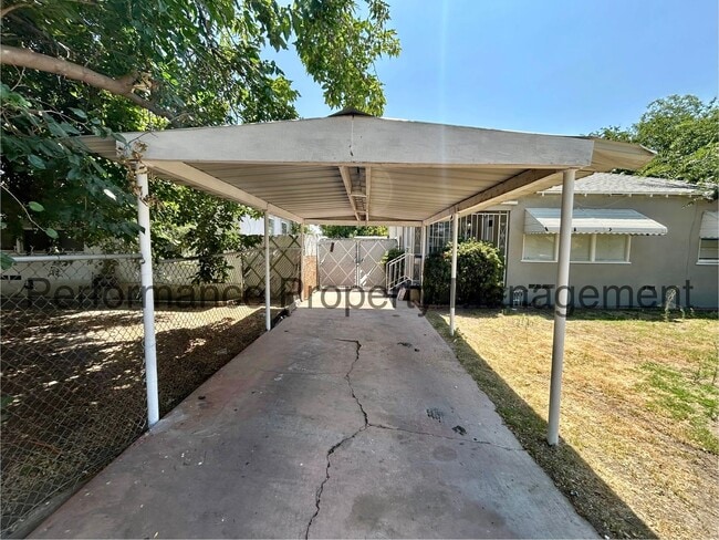 1020 R St in Bakersfield, CA - Building Photo - Building Photo