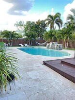 6901 NW 82nd Ct in Tamarac, FL - Building Photo