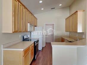 8003 Moccasin Trail Dr in Riverview, FL - Foto de edificio - Building Photo