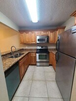 1517 Lake Crystal Dr in West Palm Beach, FL - Building Photo