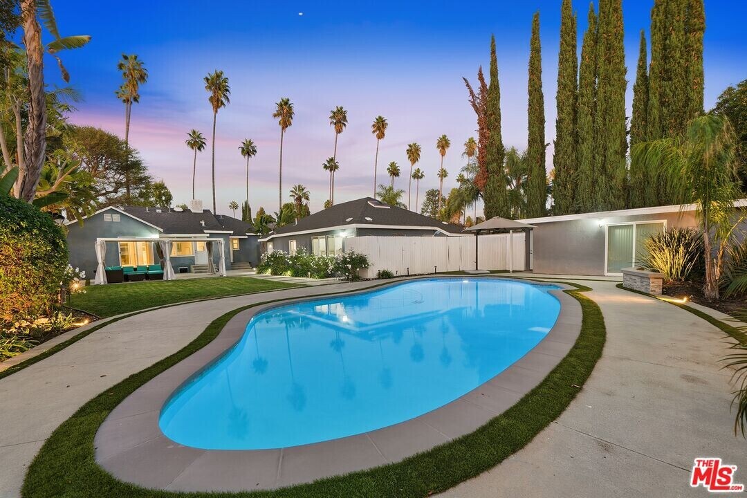 15040 Hamlin St in Los Angeles, CA - Building Photo