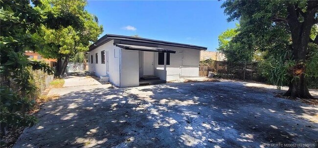 1144 NW 30th St in Miami, FL - Building Photo - Building Photo