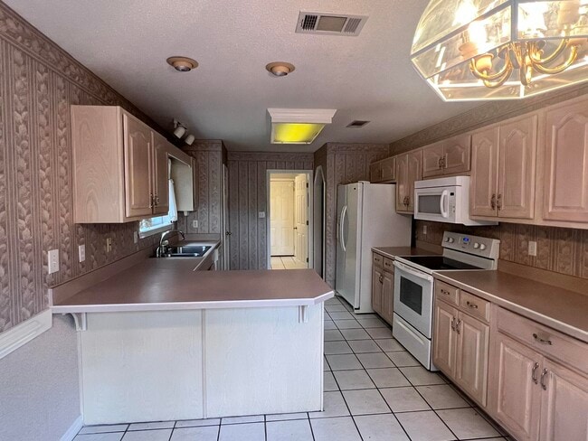 395 Lake Holley Cir in Defuniak Springs, FL - Building Photo - Building Photo