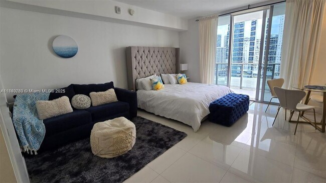 1300 Brickell Bay Dr in Miami, FL - Building Photo - Building Photo