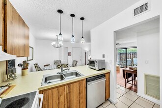 3402 Gardens E Dr in Palm Beach Gardens, FL - Building Photo - Building Photo