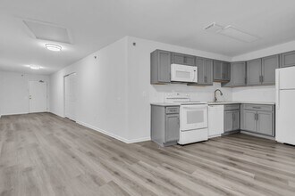 Riverside Apartments in Rahway, NJ - Building Photo - Interior Photo