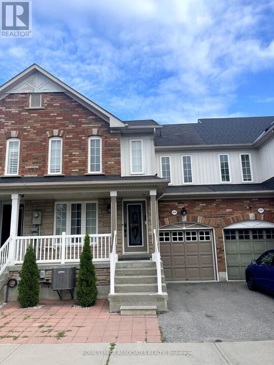 1608 Avonmore Square in Pickering, ON - Building Photo