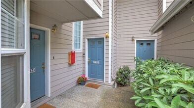 7121 NE 171st Ln in Kenmore, WA - Foto de edificio - Building Photo