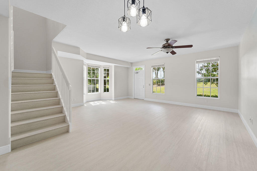 122 Ashley Ct in Jupiter, FL - Building Photo