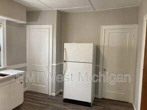 337 Cedar St NE in Grand Rapids, MI - Building Photo - Building Photo