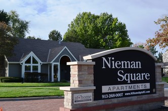 61-01 Nieman Square in Shawnee, KS - Foto de edificio - Building Photo