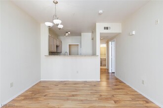 7167 S Durango Dr in Las Vegas, NV - Building Photo - Building Photo