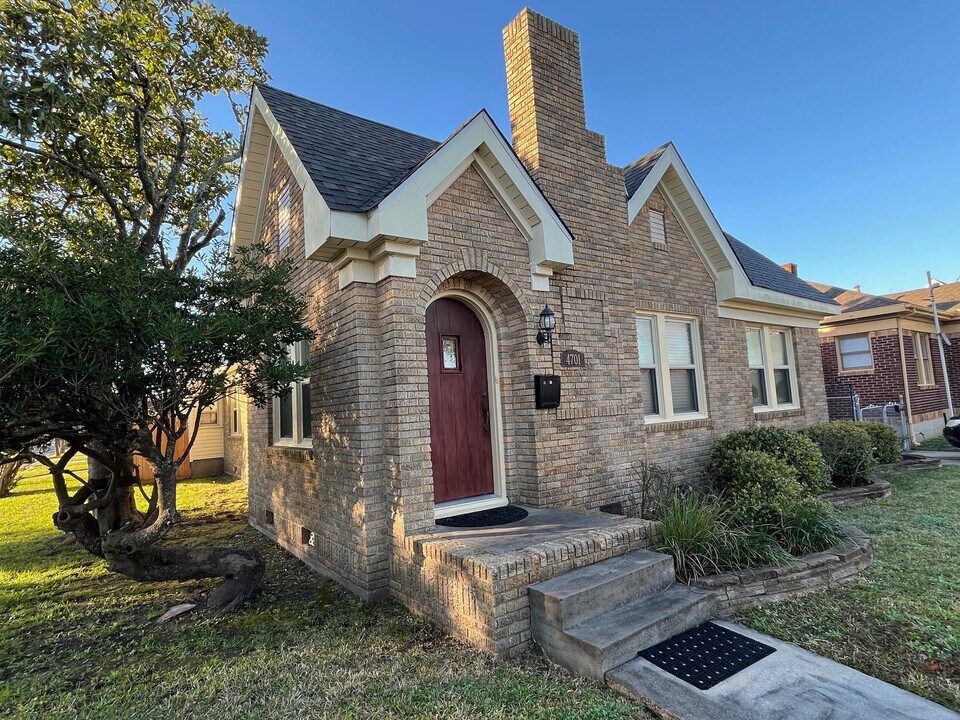 4701 Ave N 1/2 in Galveston, TX - Building Photo