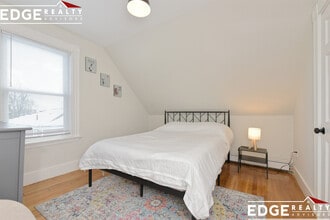 13 Lexington St, Unit B in Watertown, MA - Foto de edificio - Building Photo