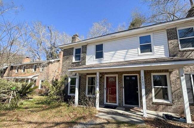 property at 2404 Quail Hollow Ct