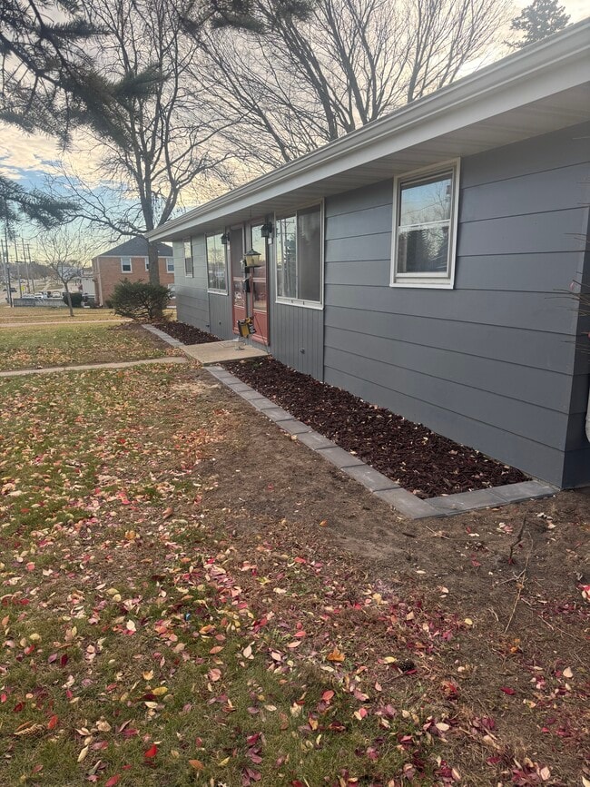 211 W. Decorah Rd. in West Bend, WI - Building Photo - Building Photo