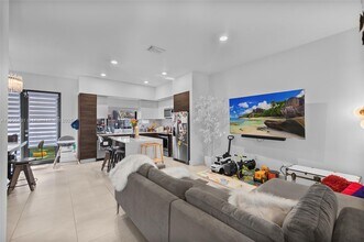 11714 SW 106th Terrace in Miami, FL - Building Photo - Building Photo