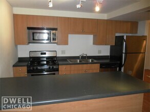 2130 W Concord Pl, Unit G in Chicago, IL - Building Photo - Building Photo