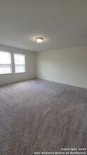 13538 Sunrise Mdw in Saint Hedwig, TX - Building Photo - Building Photo