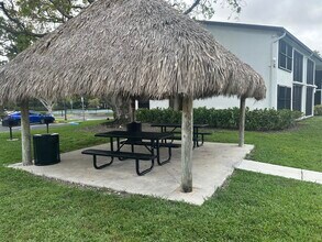 208 Lake Pointe Dr in Oakland Park, FL - Building Photo - Building Photo