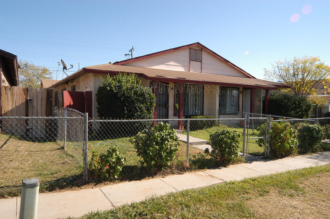 647 S Olive St in Rialto, CA - Building Photo