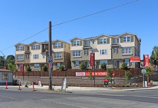 The Villages at Arnold in Martinez, CA - Building Photo - Building Photo