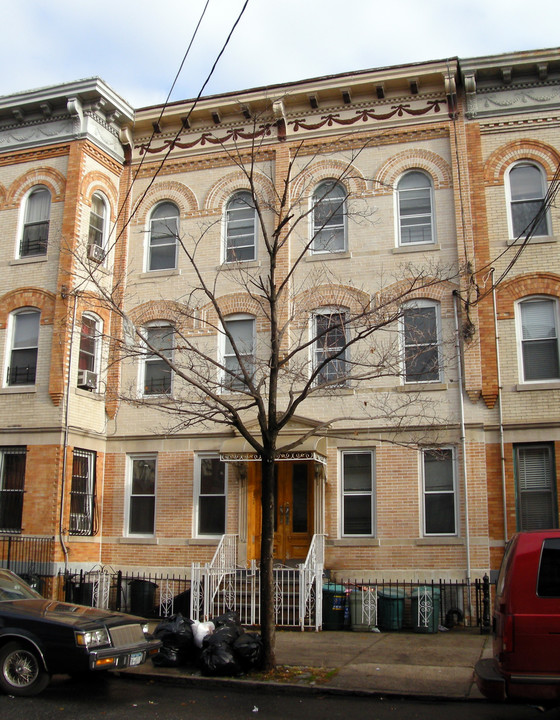 863 Onderdonk Ave in Flushing, NY - Foto de edificio