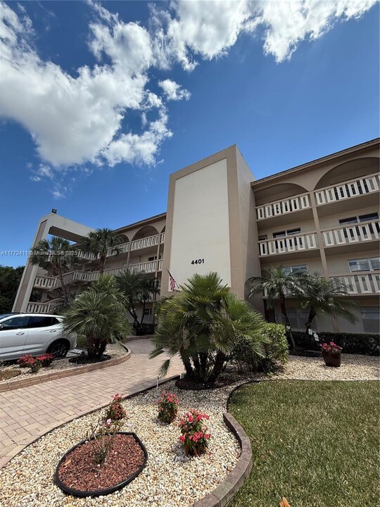 4401 Martinique Ct in Coconut Creek, FL - Building Photo
