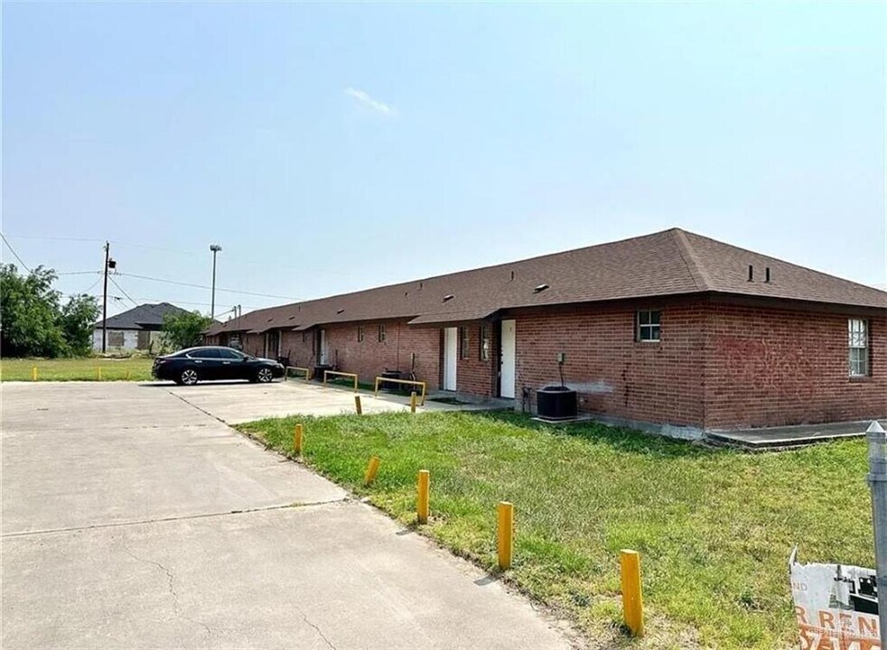105 Tenth St in Mercedes, TX - Foto de edificio