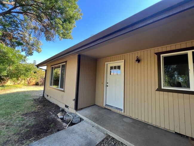 2672-2676 Upper Dr in Medford, OR - Building Photo - Building Photo