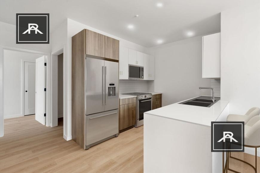 42 Centre St in Brookline, MA - Building Photo