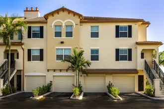 Bell Pembroke Pines in Pembroke Pines, FL - Building Photo - Building Photo