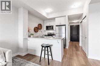 870 Queenston Rd in Hamilton, ON - Building Photo - Building Photo