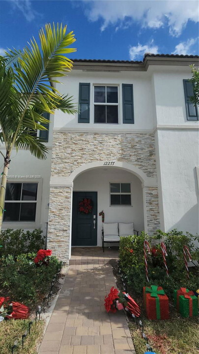 12277 NW 24th Pl in Miami, FL - Foto de edificio