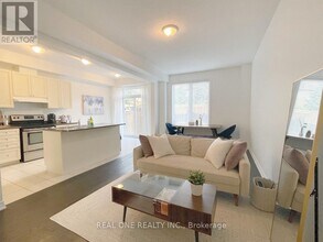 90 Raymond Rd in Hamilton, ON - Building Photo - Building Photo