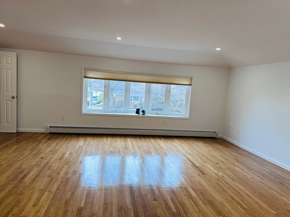 1559 Utopia Pky in Whitestone, NY - Building Photo