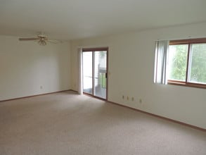 728 Westwinds Dr-Unit -01 in Iowa City, IA - Building Photo - Building Photo