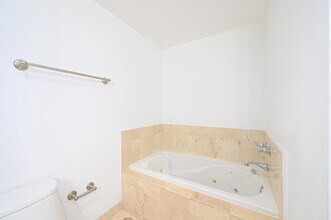 2030 S Douglas Rd, Unit 807 in Coral Gables, FL - Foto de edificio - Building Photo