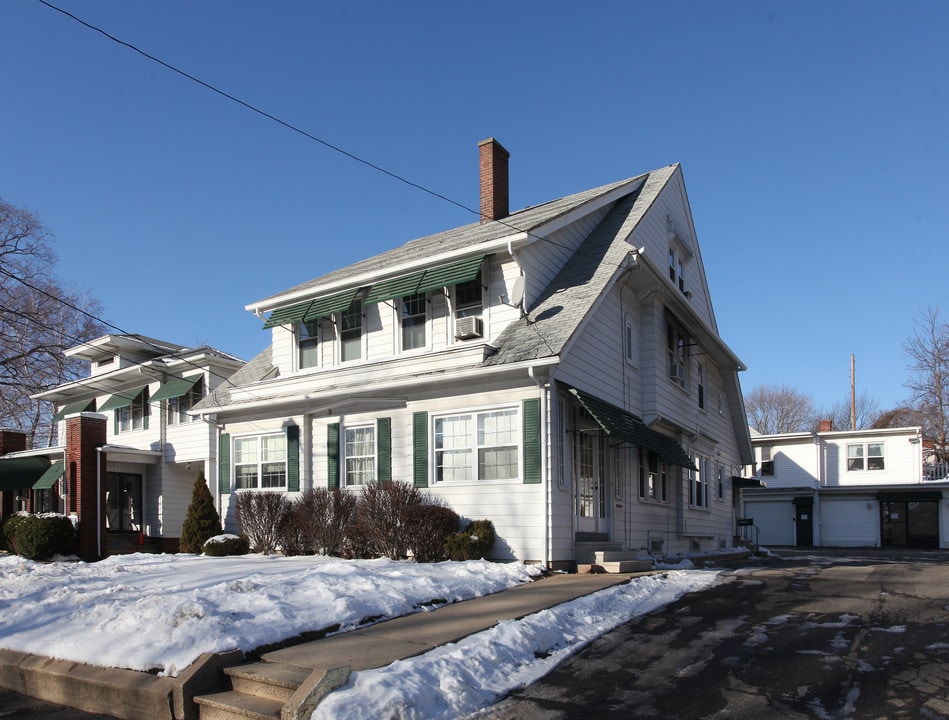 1591 E Main St in Waterbury, CT - Building Photo