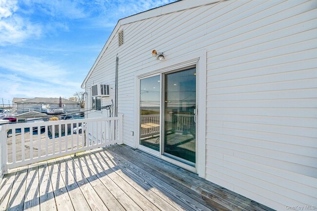 4 Bay Pl in Lindenhurst, NY - Building Photo - Building Photo